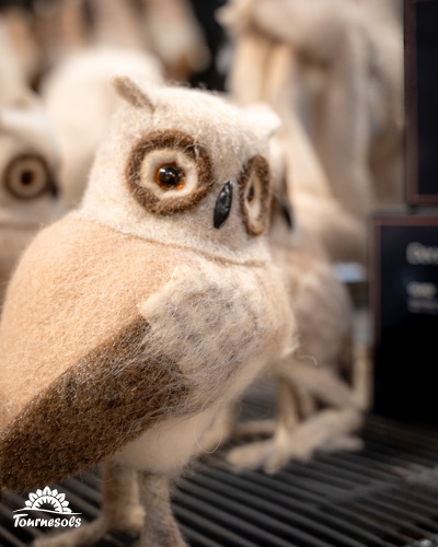 Chouette en feutre marron et beige, ambiance Noël rustique.